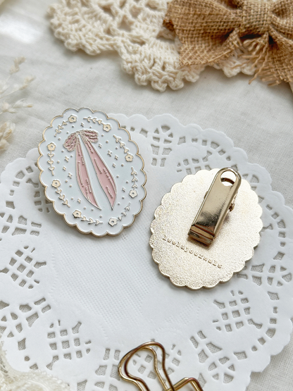scalloped bow enamel journaling clip